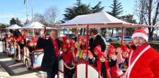 Со детскиот новогодишен воз, почна програмата за дочек на 2023 година во Радовиш (ФОТО)