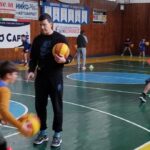 Владо Илиевски донираше 100 топки за најмладите кошаркари на КК Струмица со кои и тренираше !