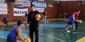 Владо Илиевски донираше 100 топки за најмладите кошаркари на КК Струмица со кои и тренираше !