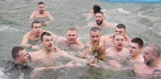 Љубе Шопов најсреќен во Струмица – го извлече крстот од осветените води (фото)