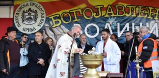 Мирче Василев го извлече светиот крст во Радовиш, посака здравје и среќа на сите (фото)