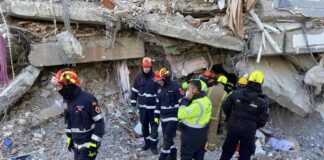 Струмичките пожарникари ја почнаа мисијата за спасување на преживеани во Турција (ФОТО)