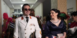 Градоначалникот на Струмица во врска со докторка, на маскенбалот се појавија како Тито и Јованка