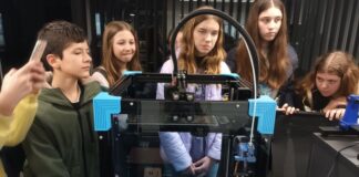 Најмладите управуваа роботска рака на ФЕИТ и се информираа за електротехниката