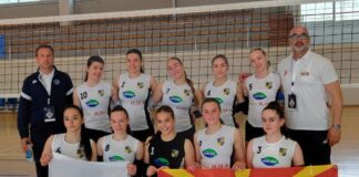 Одбојкарките на Јане Сандански од Струмица, Европското првенство во Требиње го стартуваа со победа, момците немаа среќа