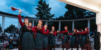 „Фолклорна Низа“ од Струмица ја пренесе убавината на македонскиот фолклор преку ,,Ритамот на традицијата“ (фото)