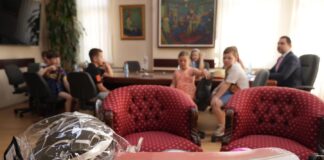 Скејтови за забава и кациги за заштита добија дечиња од струмичкиот градоначалник по отворањето на скејт паркот