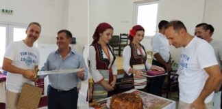 Симон Трпчески пред концертот во Секирник пречекан со погача а од Русалиите доби подарок к’лчка ! (ФОТО)