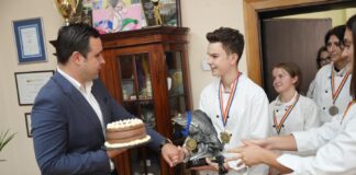 По успехот во Романија, Костадинов ги прими учениците од угостителско-туристичката струка од „Димитар Влахов“ Струмица