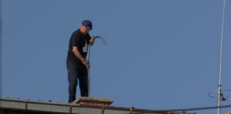 На 72 години струмичанецот Јосе Црнгаров им пркоси и на годините и на височините, секојдневно чисти оџаци !