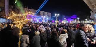 Гевгеличани се собраа на плоштадот и со богата културно забавна програма ја дочекаа Новата 2024 година (ФОТО)