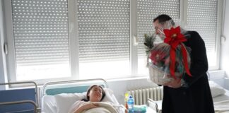 Костадинов го посети првото новородено бебе на Струмица за 2024 и му врачи штедна книшка со 40 илјади денари