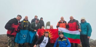 Планинари се искачија на врвот посветен на Борис Трајковски на Беласица и ја запеа песната „Љубов голема“ (видео)