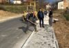 Се градат тротоари на патот што води кон Добрашинци во Општина Василево