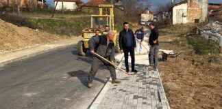 Се градат тротоари на патот што води кон Добрашинци во Општина Василево