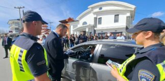 Стави појас и никогаш не вози пијан – министерот Тошковски во Босилово делеше едукативни флаери (ФОТО)