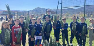 Најмладите на Брера Струмица садеа зимзелени дрвца околу теренот каде тренираат (фото)