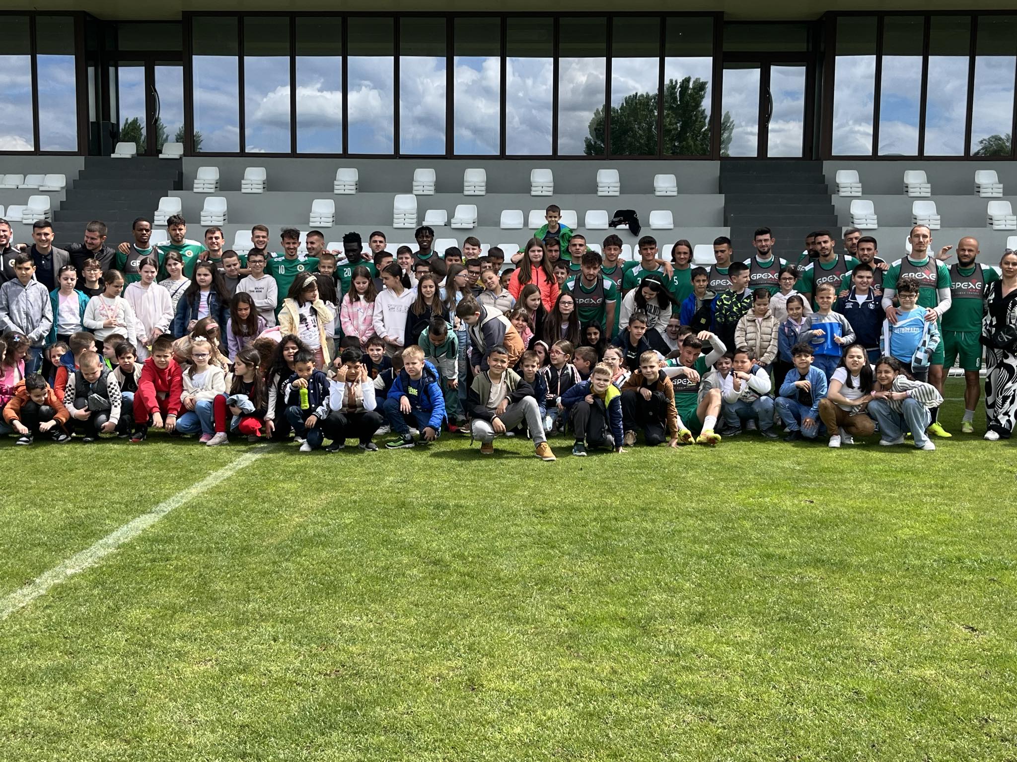 Дечиња од ООУ „Никола Вапцаров“ во посета на ФК Брера Струмица – се интересирале како да станат познати фудбалери ! (фото)