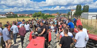 Производителите на домати од Струмичко со блокада на патот кон Просениково – незадоволни од почетната откупна цена (ФОТО)