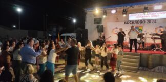 Илјадници гости уживаа на фолк вечерта во Моноспитово – млади и стари играа и пееа македонски песни (фото/видео)