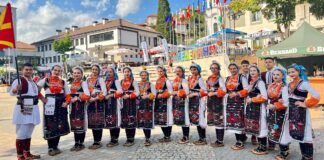 ФА „Цветови“ од Дедино ги освоија симпатиите во Неделино Бугарија со своите настапи и со оригиналната носија (ФОТО)