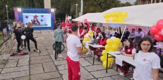 Младите волонтери на Црвениот крст Струмица апелираа и промовираа хумани вредности во градскиот парк (ФОТО)