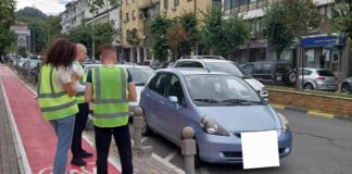 Средношколци од ,,Никола Карев“ прават истражување за непрописно паркирани возила во Струмица (фото)