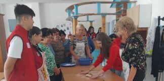 Во Центарот за активно стареење во Турново, возрасните ги учеа младите како да сукаат и прават крофни, палачинки (фото/видео)
