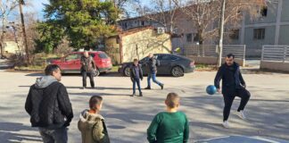 Горан Пандев и Моцарт со донација во клубот „Деца на сонцето“ на Здружението „Вера“ а заигра и фудбал со дел од децата