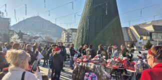 Клубот „Tzar Tower Riders“ донесе Дедо мраз на мотор во Струмица и на сите дечиња им додели новогодишни пакетчиња  (ФОТО)