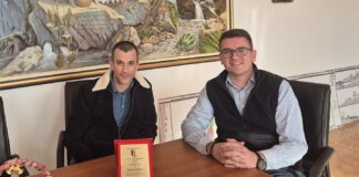 Маратонецот Ѓорѓиев од Сушица, доби плакета од градоначалникот Божинов за промоција на Ново Село и Македонија