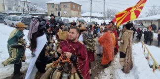 Во Мокриево со тропање ѕвонци се истеруваа злите духови од селото – се одржаа познатите „Странчинарски игри“ (ФОТО)