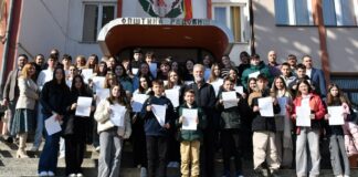 Општина Радовиш ќе стипендира 38 ученика девет месеци – градоначалникот Ристов ги додели договорите