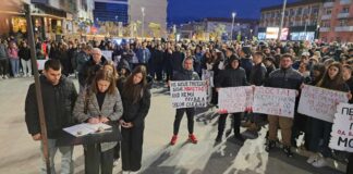 Струмичани на плоштадот оддаваа почит на загинатите во пожарот во Кочани а побараа и функционална држава (ФОТО)