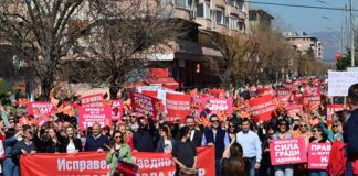 Жените се движечка сила, денес поставуваме нови цели и чекор напред – СДСМ со осмомартовски марш во Струмица (фото)