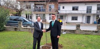 Општините Ново Село и Ешелан од Шајцарија одбележаа 20 години пријателство – Божинов и Борник заеднички посадија дабово дрво