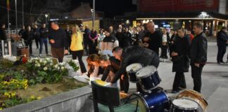 Струмичани им оддаваат почит на загинатите во пожарот во Кочани – погледите им се свртени кон инструментите на Ѓорги (фото)