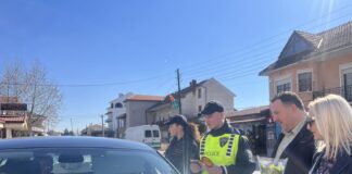 Со цвеќе и флаери за ,,вози одговорно“ СВР Струмица, Општина Босилово и РСБСП го честита празникот на жените