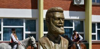 Со читање на Крушевскиот манифест и присуство на коњаница – откриена биста на Никола Карев во Радовиш (фото)