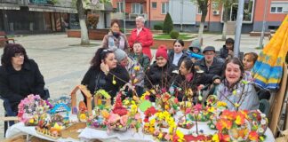 Членовите на ЦПЛИП „Порака“ од Струмица продаваа велигденски украси и експонати што ги изработувале за празникот (фото)