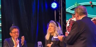 Цела сала стана на нозе и со аплауз му оддаде почит на Гоце Арнаудов кој постхумно доби награда за животно дело на Фолк фест Валандово