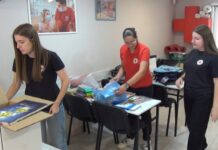 Младите при Црвен крст Струмица собираа и подготвија пакети со училишен прибор за деца од социјално загрозени семејства