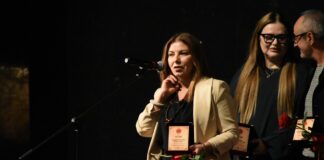 Јасмина Вучкова за улогата во ,,Петок 13-ти“ на струмичкиот театар – наградена на фестивалот „Денови на комедија“ во Куманово