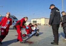 Млади волонтери од Црвен крст Струмица со симулациска вежба ја покажаа штетноста и порачаа да не се користат петарди за празниците