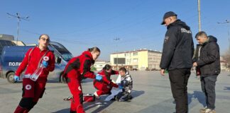 Млади волонтери од Црвен крст Струмица со симулациска вежба ја покажаа штетноста и порачаа да не се користат петарди за празниците