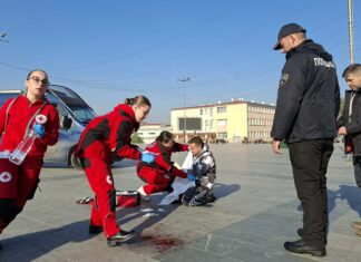 Млади волонтери од Црвен крст Струмица со симулациска вежба ја покажаа штетноста и порачаа да не се користат петарди за празниците