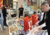 Сликички, картички, албуми со фудбалери од земјава и странство вредни илјадници евра, изложени во Хотел Пандев во Струмица