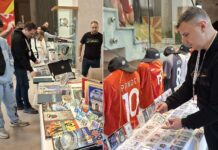 Сликички, картички, албуми со фудбалери од земјава и странство вредни илјадници евра, изложени во Хотел Пандев во Струмица