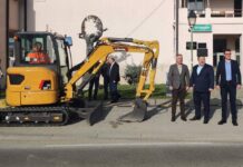 Општините Босилово и Ново Село добија ровокопач со кој ќе ги чистаат каналските мрежи за да нема поплави (фото)