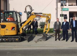 Општините Босилово и Ново Село добија ровокопач со кој ќе ги чистат каналските мрежи за да нема поплави (фото)